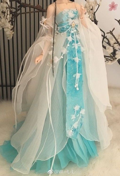 The Material Journey of Hanfu Group Fans:A Closer Look at Traditional Textiles The Material Journey of Hanfu Group Fans:A Closer Look at Traditional Textiles