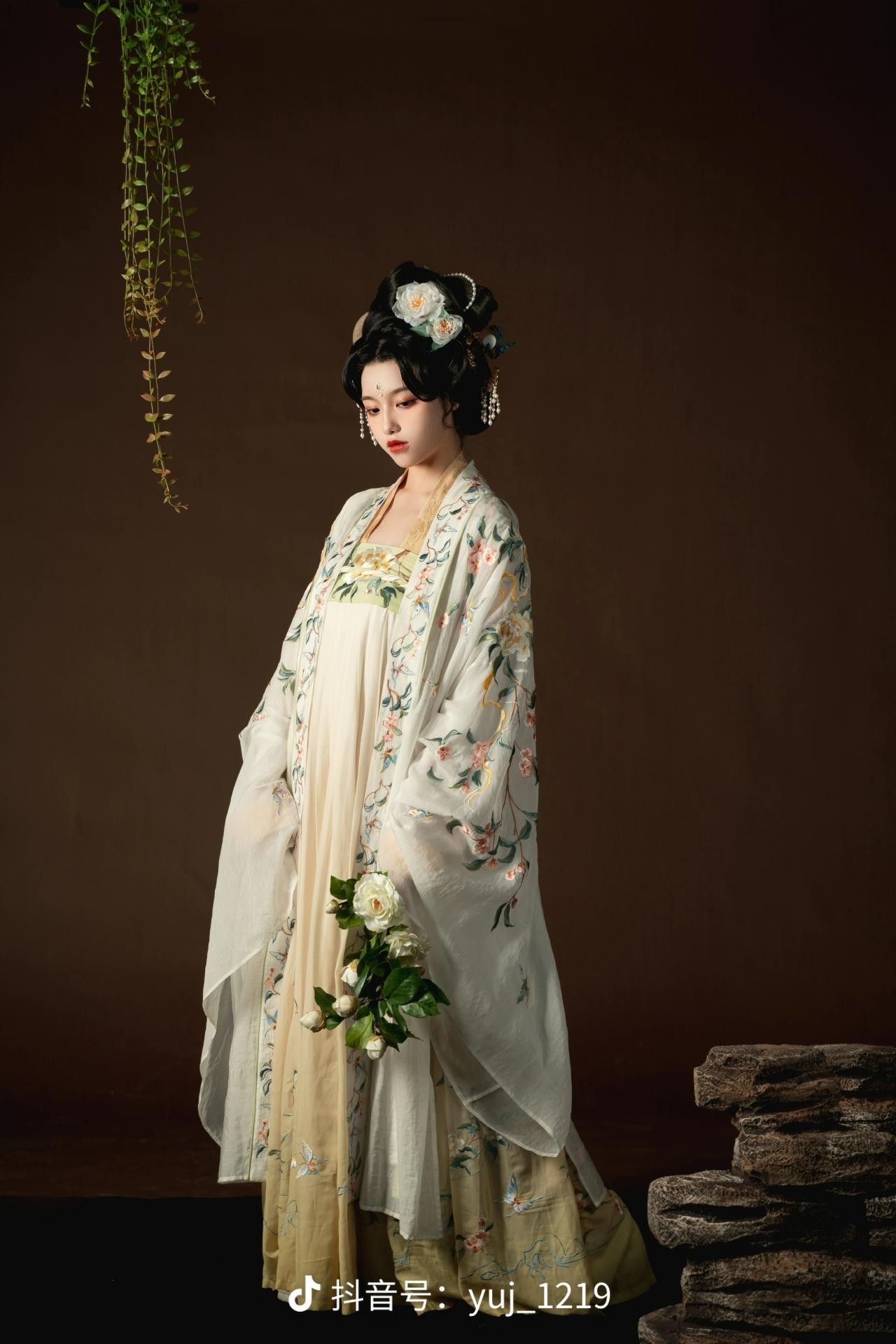 The Splendor of Hanfu in Summer:A Journey Through the Fashion of the Wei and Jin Dynasties The Splendor of Hanfu in Summer:A Journey Through the Fashion of the Wei and Jin Dynasties