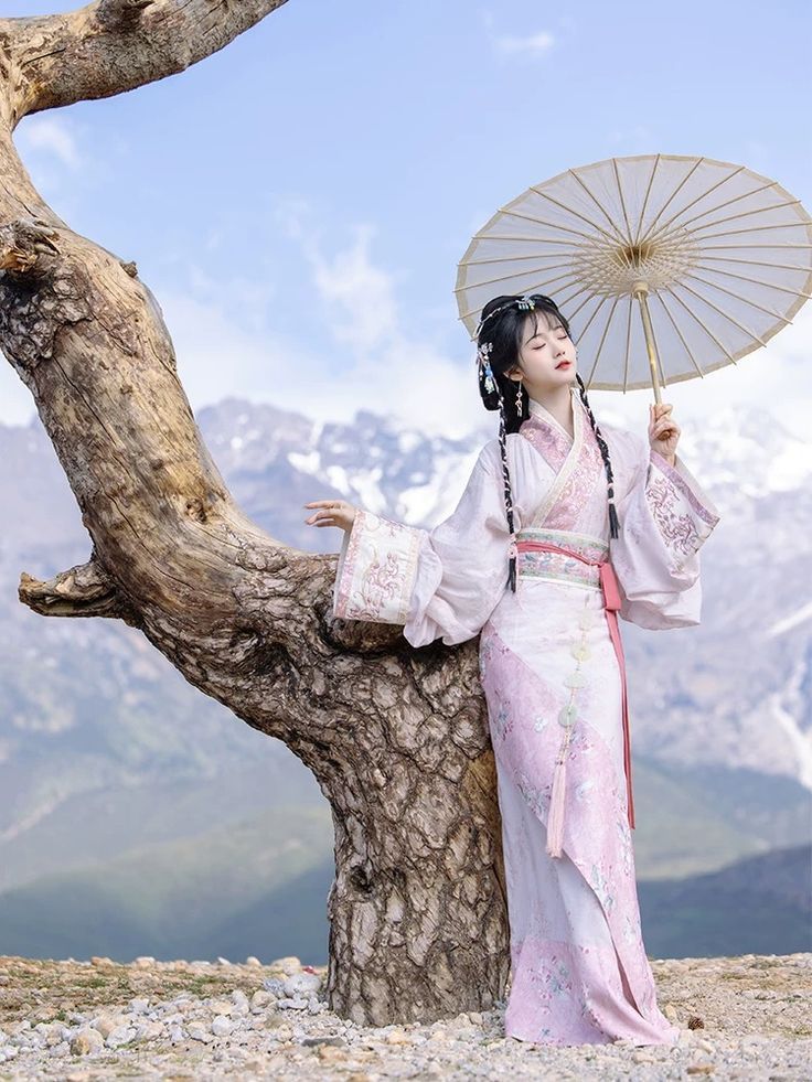 Vintage Cheongsam:The Revival of Old Shanghais Glamour Vintage Cheongsam:The Revival of Old Shanghais Glamour