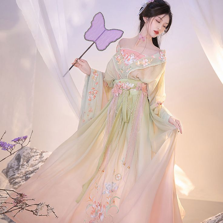 Flying to the Skies in a Cultural Journey of Dunhuangs Ethnic Hanfu Fashion Flying to the Skies in a Cultural Journey of Dunhuangs Ethnic Hanfu Fashion