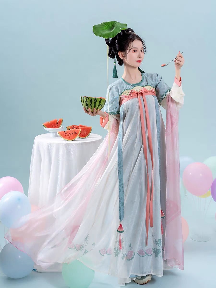 The Charm of White Short-sleeved Cheongsam:A Fashion Icon Revisited The Charm of White Short-sleeved Cheongsam:A Fashion Icon Revisited
