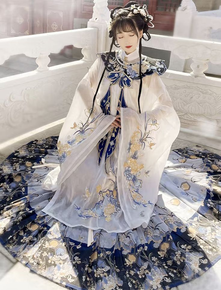 The Splendor of Hanfu:The Red-White Color Scheme The Splendor of Hanfu:The Red-White Color Scheme