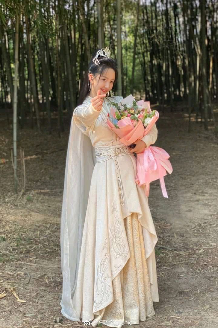 Summer Elegance in Hanfu Fashion:A仙(仙风道骨)like Experience for Women Summer Elegance in Hanfu Fashion:A仙(仙风道骨)like Experience for Women