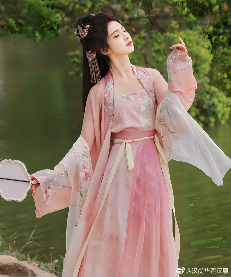 The Elegance of Tang Ziyu Cheongsam:A Cultural Icon of Chinese Traditional Clothing The Elegance of Tang Ziyu Cheongsam:A Cultural Icon of Chinese Traditional Clothing