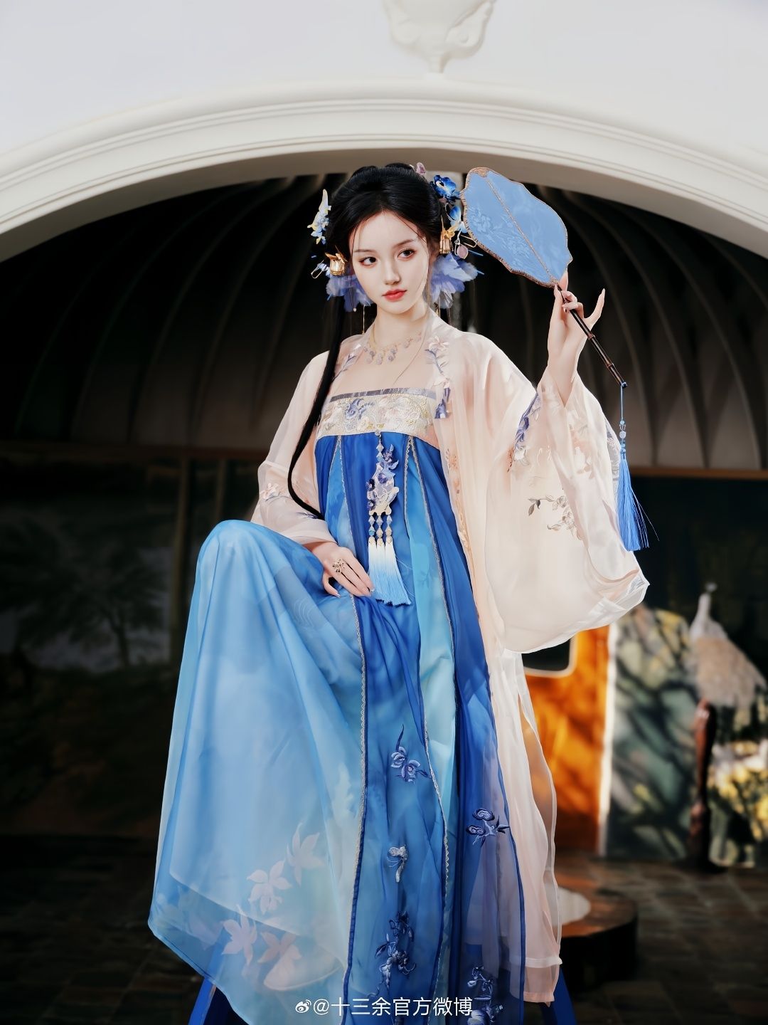 White Elegance:The Rise of Hanfu Fashion in Zhao Siles Vision White Elegance:The Rise of Hanfu Fashion in Zhao Siles Vision