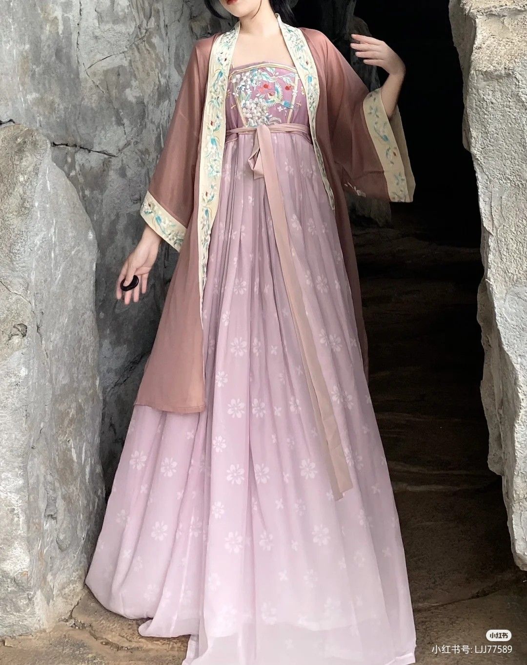 Traditional Chinese上衣Design:Embracing the Charm of a Horseface Skirt with a Classic中式上衣 Traditional Chinese上衣Design:Embracing the Charm of a Horseface Skirt with a Classic中式上衣
