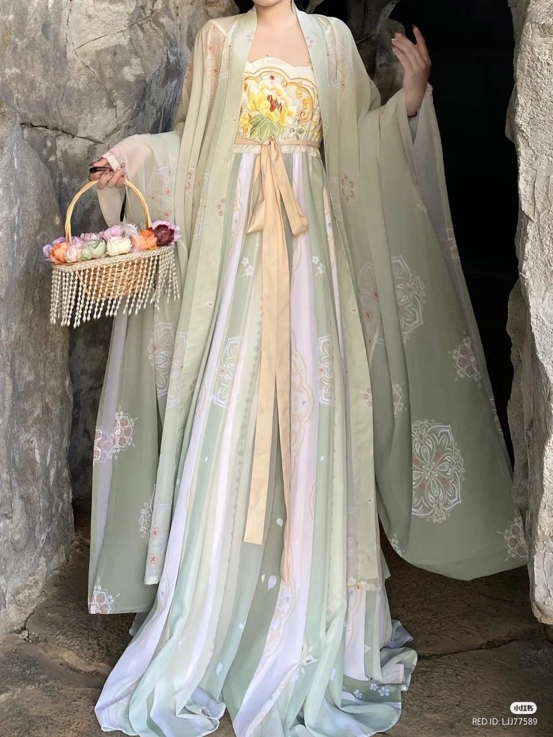 Elegant Brides Headdress and Cheongsam:A Blend of Traditional and Modern Elegance Elegant Brides Headdress and Cheongsam:A Blend of Traditional and Modern Elegance