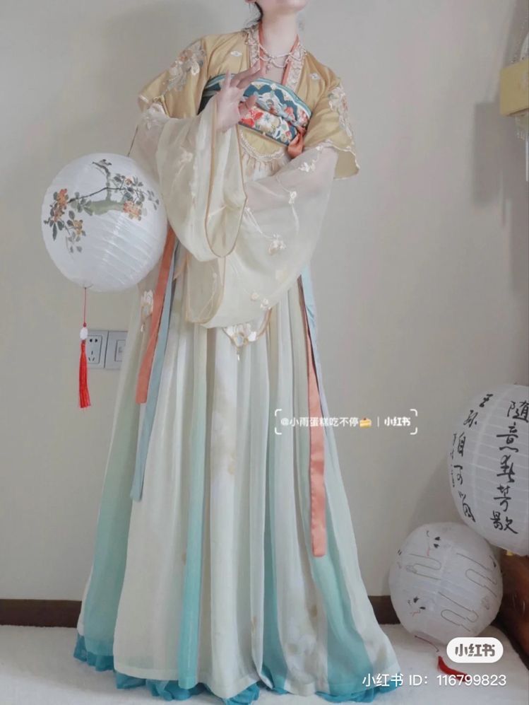 The Revival of Hanfu:High School Students Embracing Traditional Chinese Costume The Revival of Hanfu:High School Students Embracing Traditional Chinese Costume