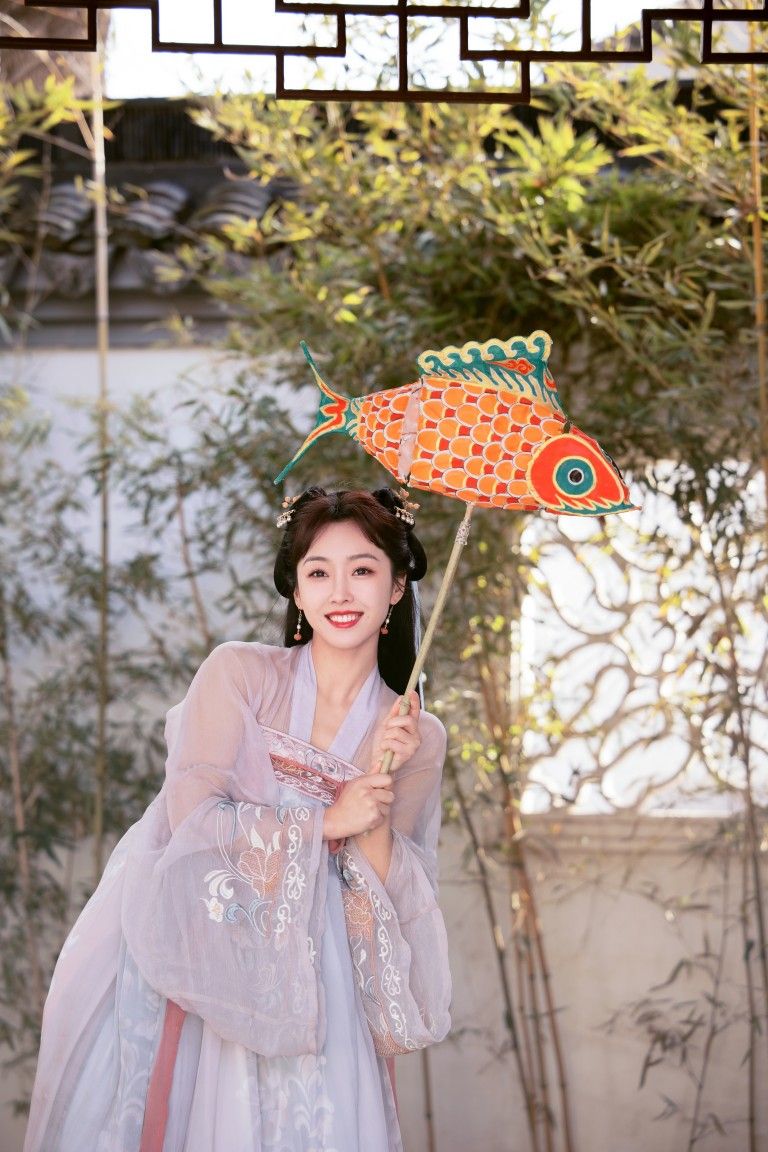 Embracing Modernity in Traditional Style:The Evolution of the New Chinese-Style Qipao Embracing Modernity in Traditional Style:The Evolution of the New Chinese-Style Qipao