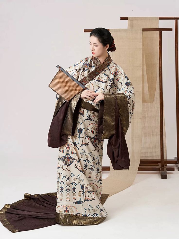 Exquisite Tapestry Patterns in Traditional Chinese Hanfu Silk Shirts Exquisite Tapestry Patterns in Traditional Chinese Hanfu Silk Shirts