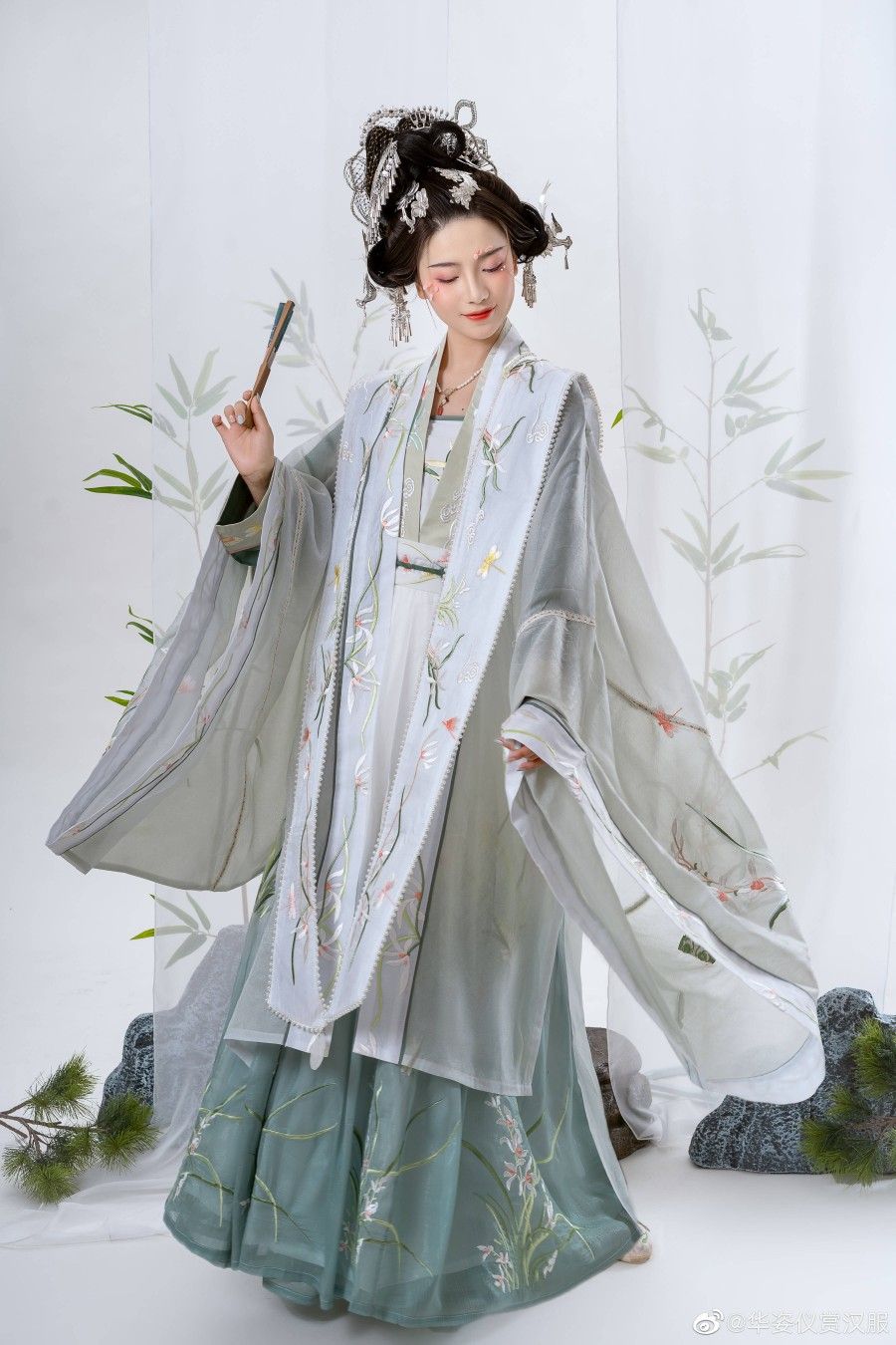 The Splendor of Red Hanfu:A Junior Middle School Students Perspective The Splendor of Red Hanfu:A Junior Middle School Students Perspective