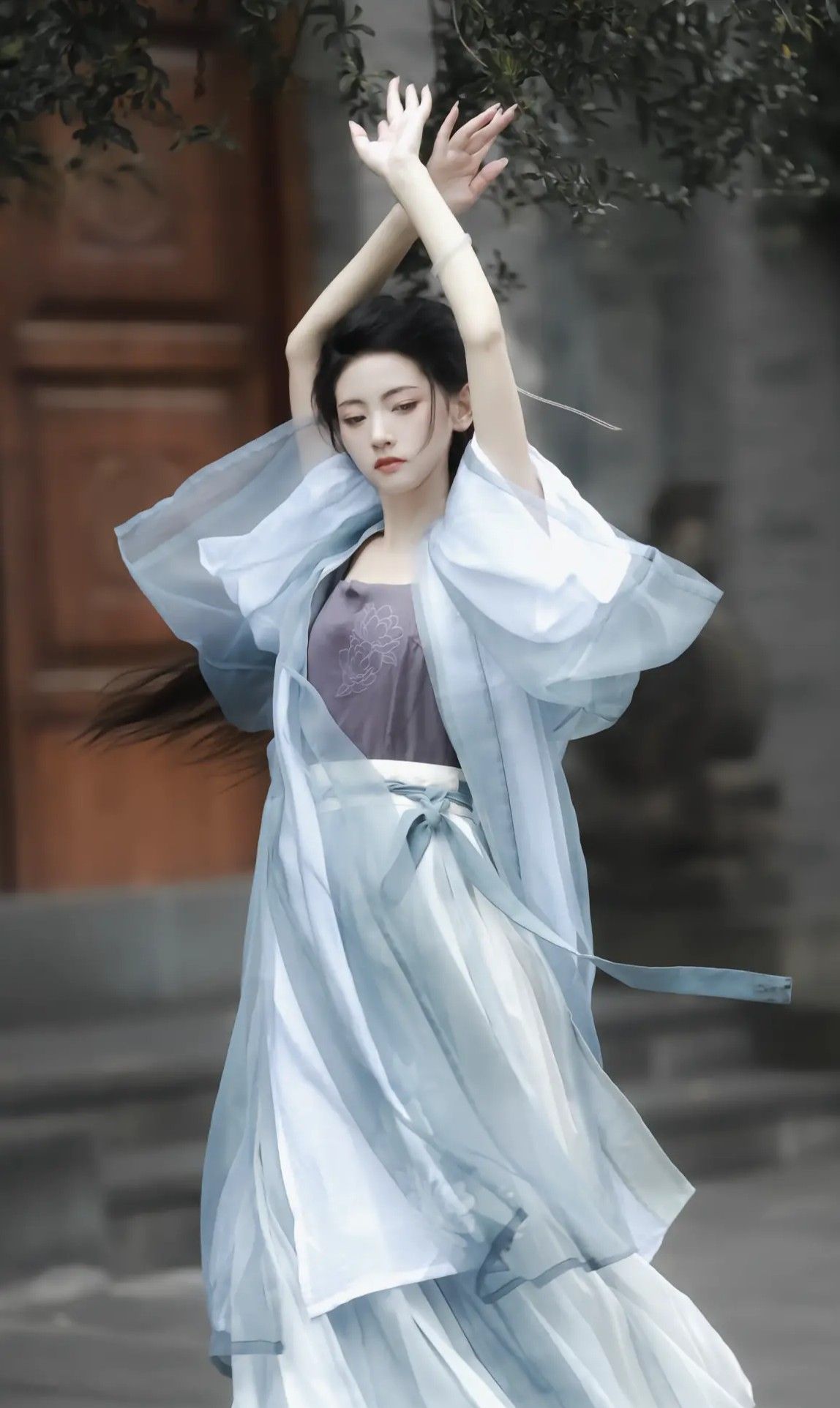The Splendor of Ming-Style Hanfu:Understanding the Cultural Significance of its Cross-Over Collar The Splendor of Ming-Style Hanfu:Understanding the Cultural Significance of its Cross-Over Collar