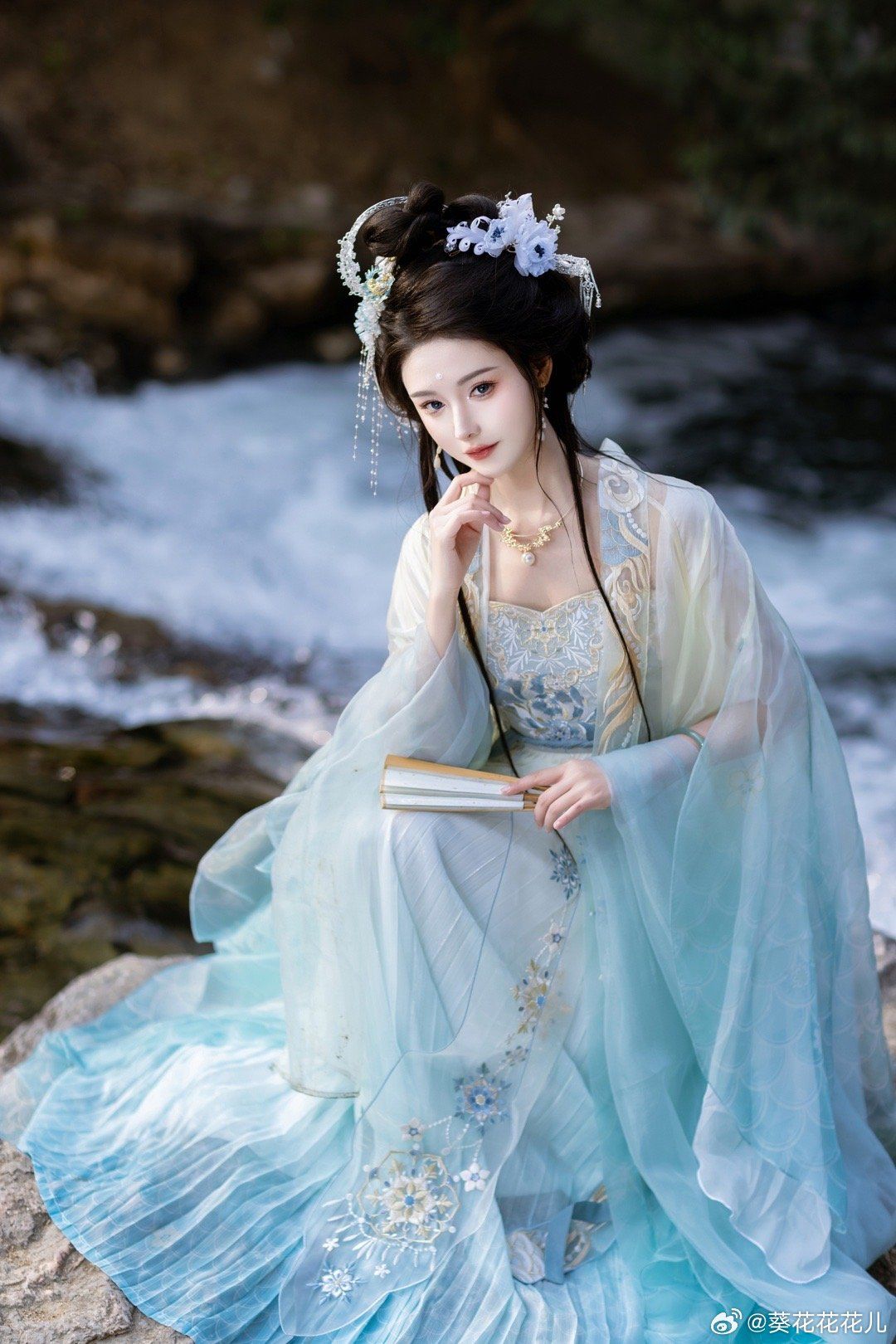 The Waist-to-Hip Ratio in Cheongsam Fashion:A Closer Look The Waist-to-Hip Ratio in Cheongsam Fashion:A Closer Look