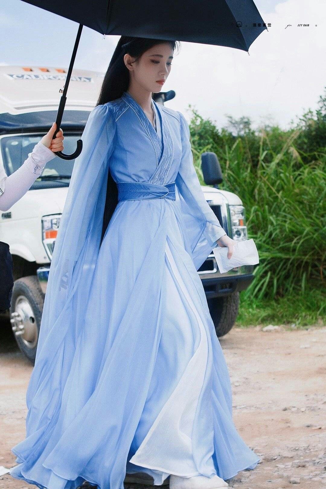 A Summer Update on the Traditional Chinese Cheongsam with an Aodai Twist A Summer Update on the Traditional Chinese Cheongsam with an Aodai Twist
