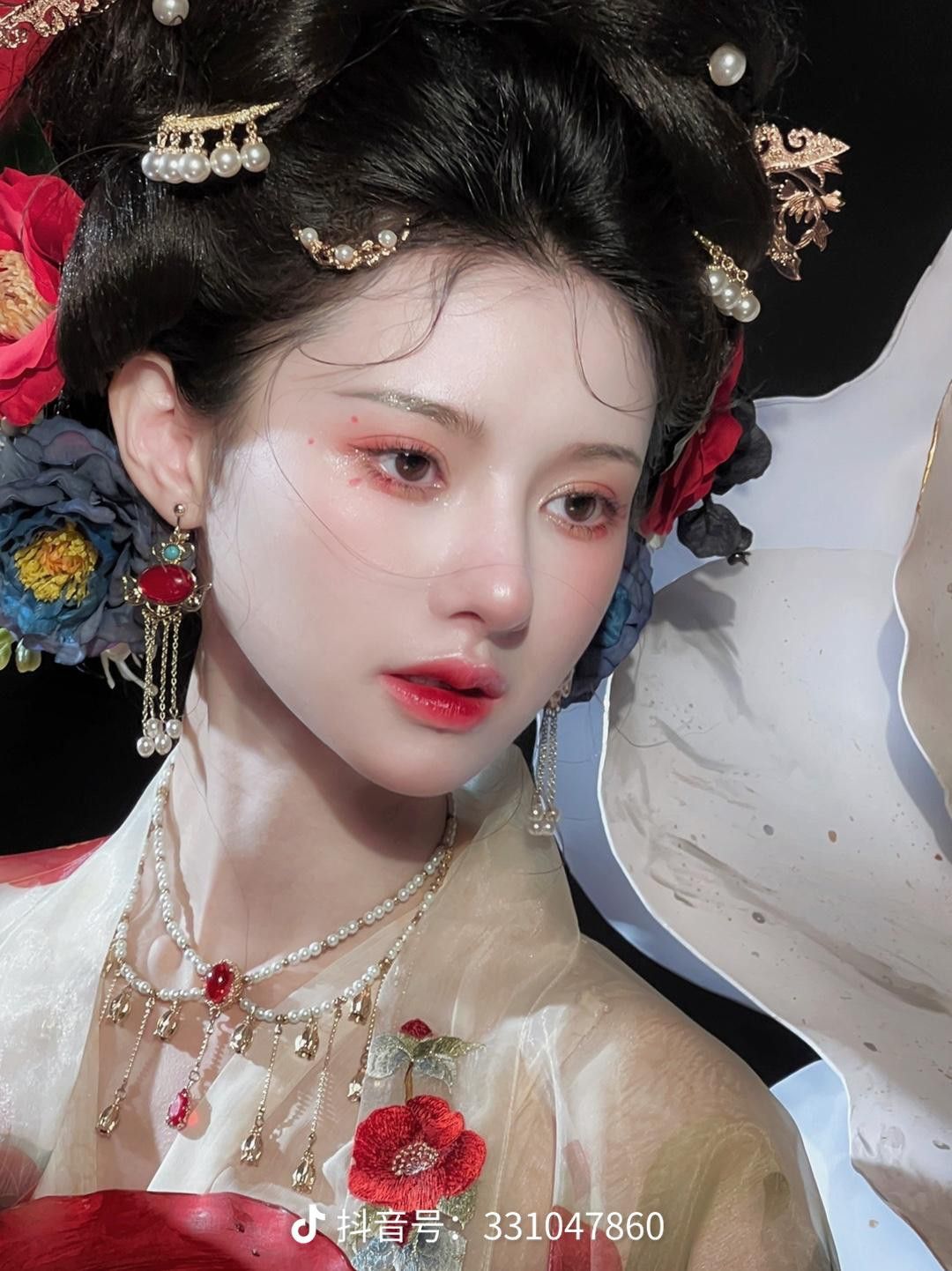 Embracing the New Wave of Cheongsam Fashion:A Taste of Modern Chinese Elegance Embracing the New Wave of Cheongsam Fashion:A Taste of Modern Chinese Elegance