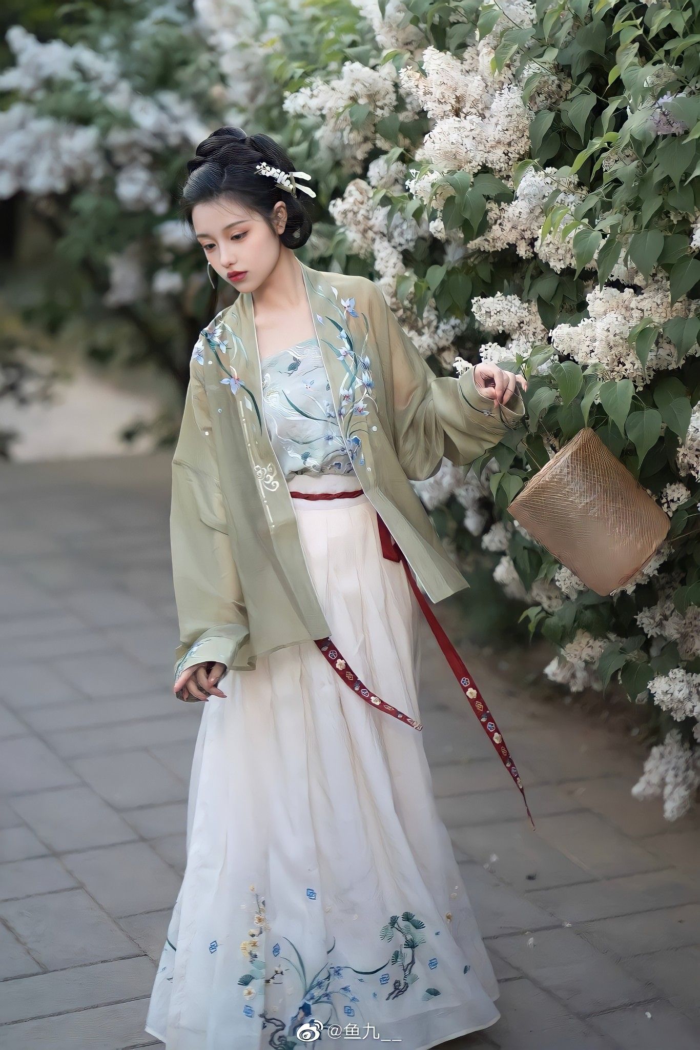 Embracing Traditional Elegance:The Charm of Halter-Style Cheongsam Long Gowns Embracing Traditional Elegance:The Charm of Halter-Style Cheongsam Long Gowns