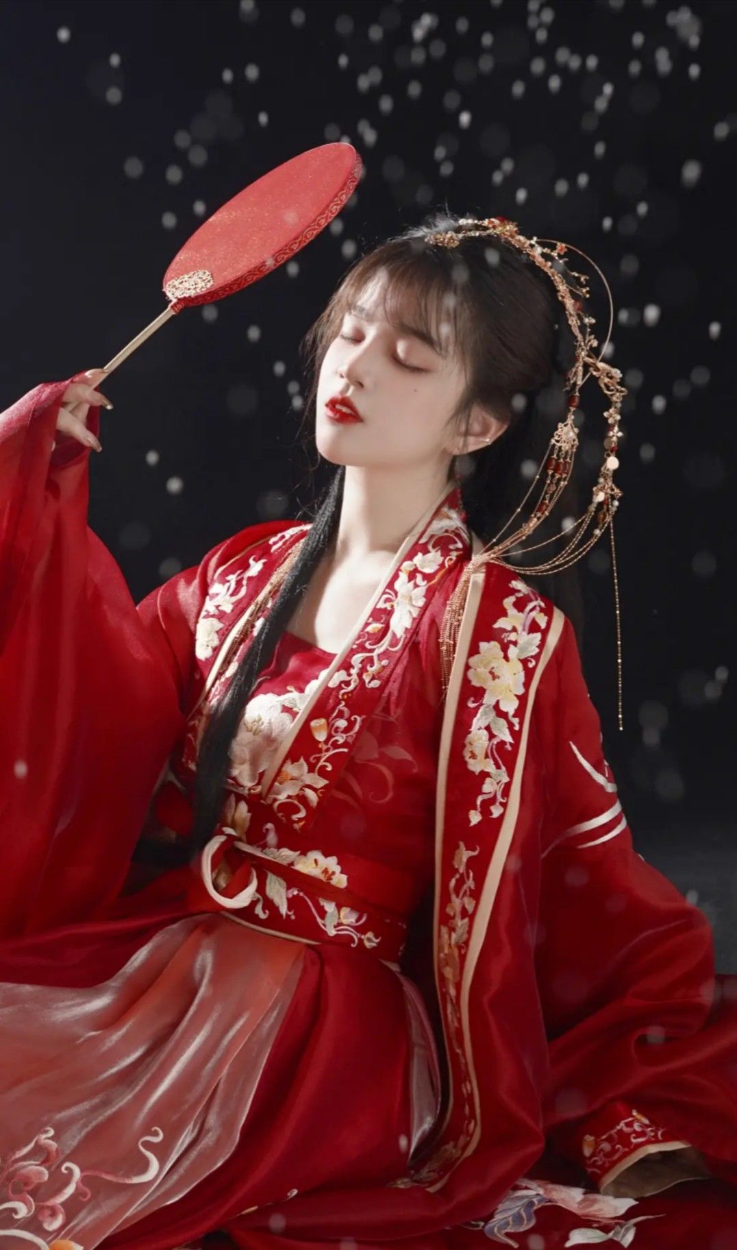 Side-Comb Buns and Hanfu:A Blend of Traditional Elegance and Modern Charm Side-Comb Buns and Hanfu:A Blend of Traditional Elegance and Modern Charm