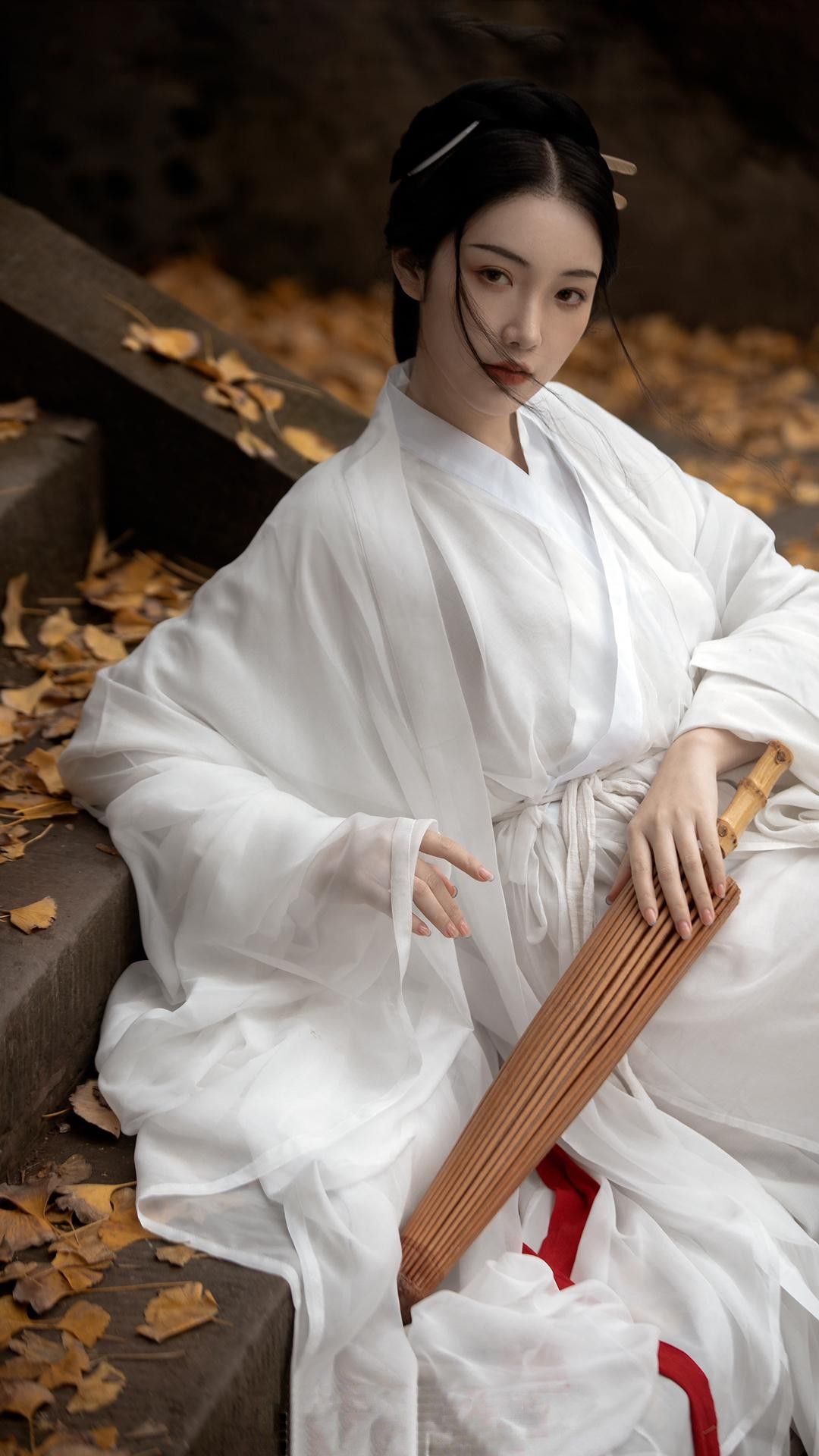 Embroidery on the Waistband of Traditional Hanfu Accessories:A Closer Look Embroidery on the Waistband of Traditional Hanfu Accessories:A Closer Look
