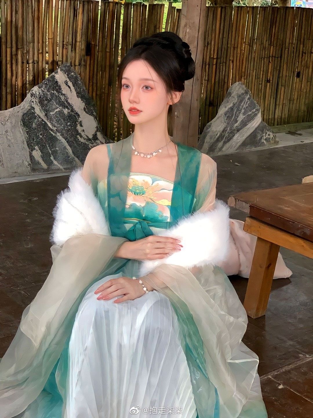 Luxury Ladys Gown:The Evolution of High-End Qipao as Modern Elegance Luxury Ladys Gown:The Evolution of High-End Qipao as Modern Elegance