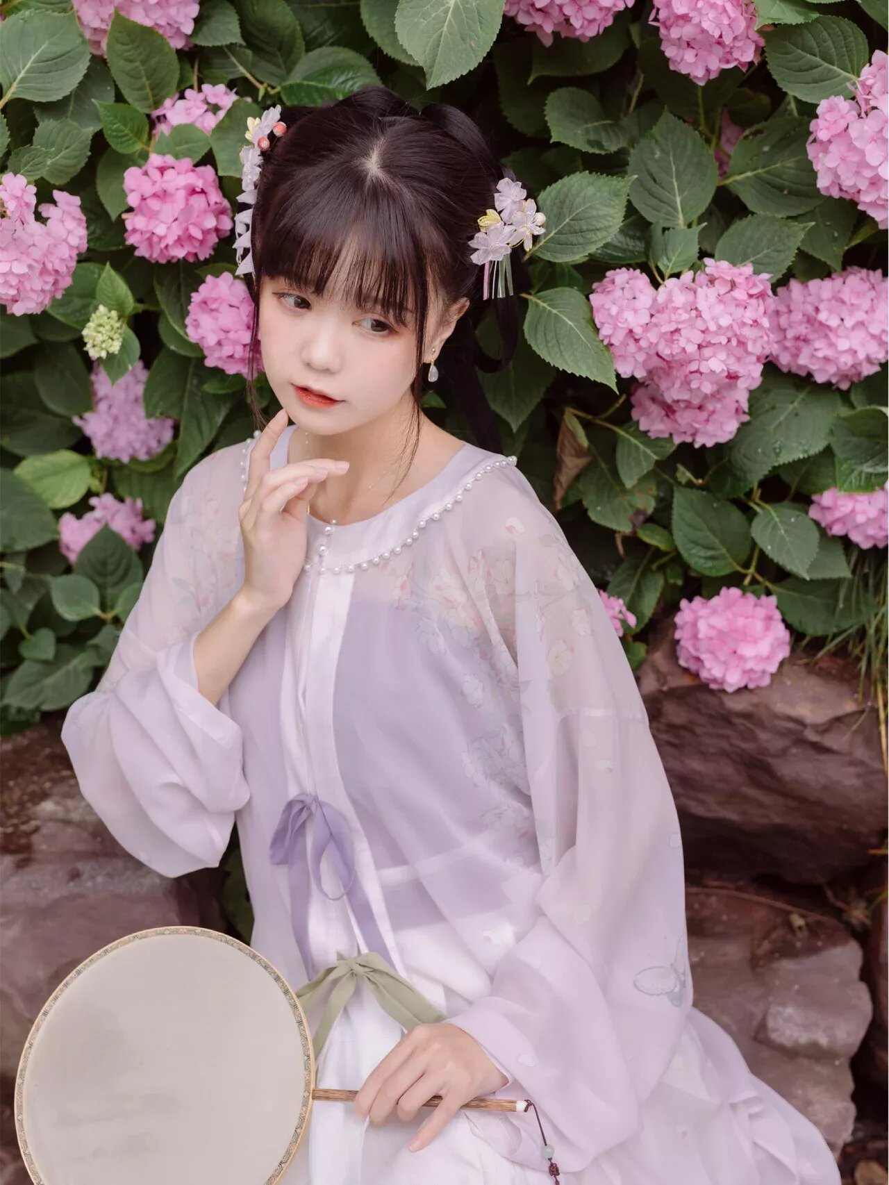 Embracing the Curves:A Journey Through 100kg Silhouette in Cheongsam with a Belly that Boasts Embracing the Curves:A Journey Through 100kg Silhouette in Cheongsam with a Belly that Boasts