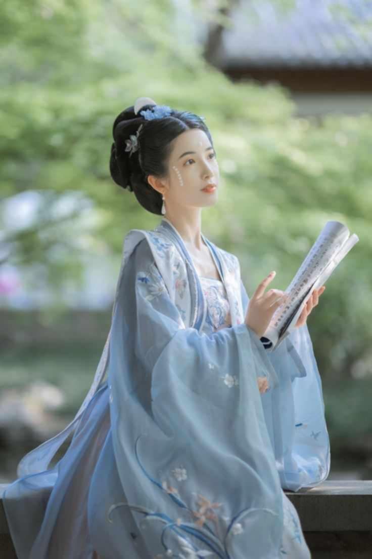 The Charm of Traditional Chinese Cheongsam:The Long and Mid-Length Qipao of the Republic of China The Charm of Traditional Chinese Cheongsam:The Long and Mid-Length Qipao of the Republic of China