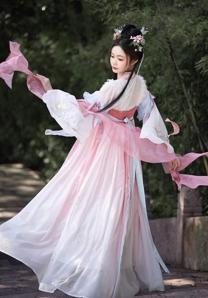 Silk Cheongsam:A Modern Youthful Twist for Summer Women Silk Cheongsam:A Modern Youthful Twist for Summer Women