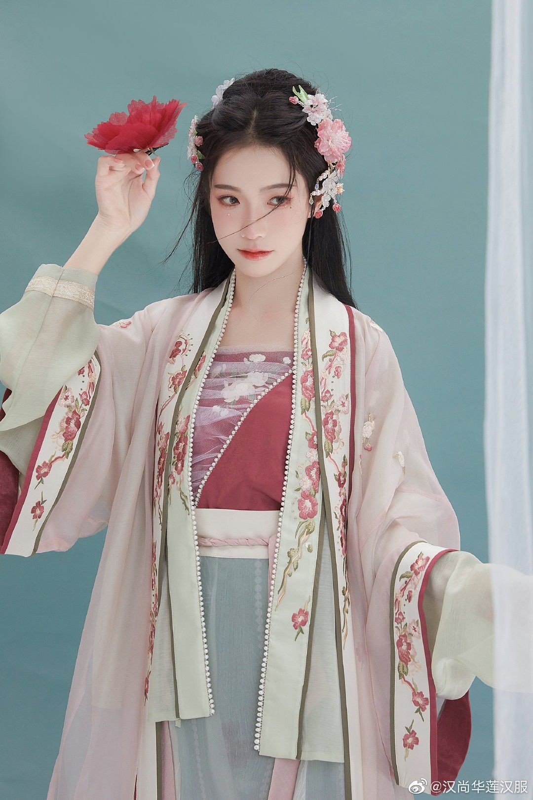 Embracing the New Era:Plus-Size,Loose-Fit Innovations in Traditional Cheongsam Design Embracing the New Era:Plus-Size,Loose-Fit Innovations in Traditional Cheongsam Design