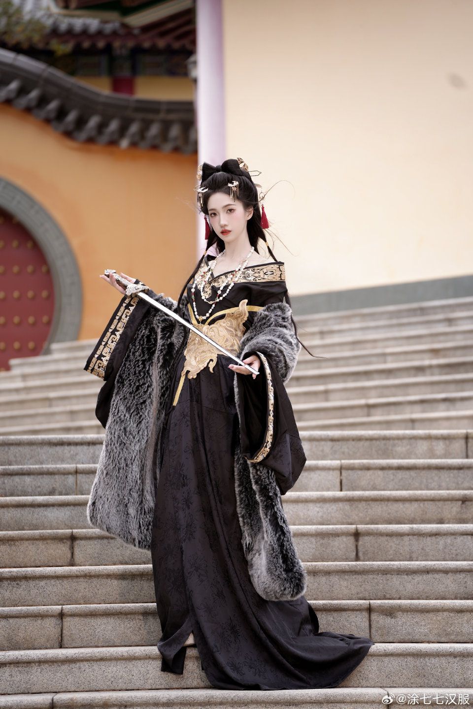 Silver-White Skirt of Horseface:A Blend of Tradition and Elegance Silver-White Skirt of Horseface:A Blend of Tradition and Elegance