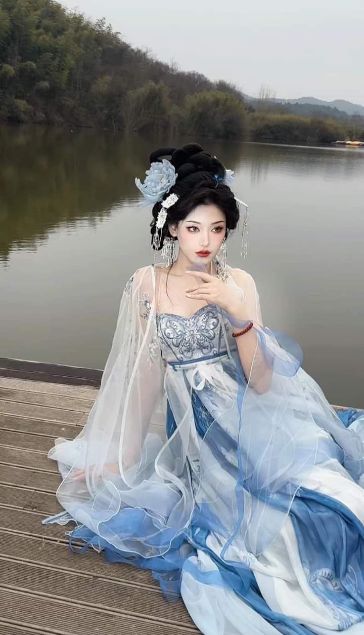 The Elegance of a 200-Jin Qipao-Clad Plump Woman The Elegance of a 200-Jin Qipao-Clad Plump Woman