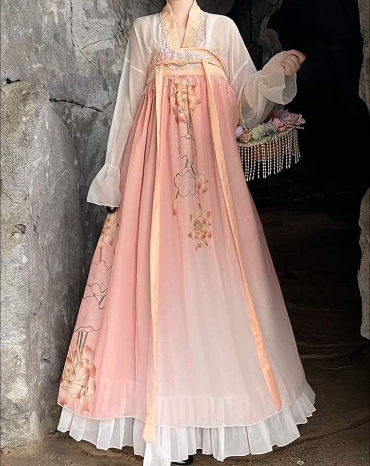 The Revival of the Scholar-Gentlemans Attire:The Hanfu Fashion in 2024 The Revival of the Scholar-Gentlemans Attire:The Hanfu Fashion in 2024