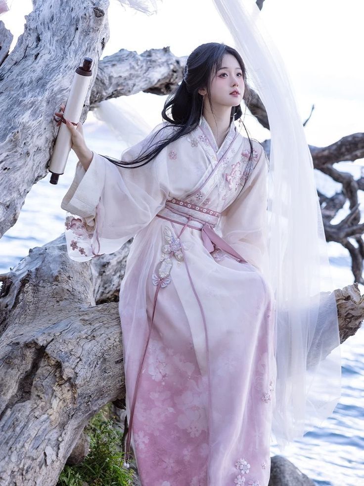 The Splendor of Traditional Chinese Fashion:The Revival of Zihu 织素羽)and Hanfu 汉服) The Splendor of Traditional Chinese Fashion:The Revival of Zihu 织素羽)and Hanfu 汉服)