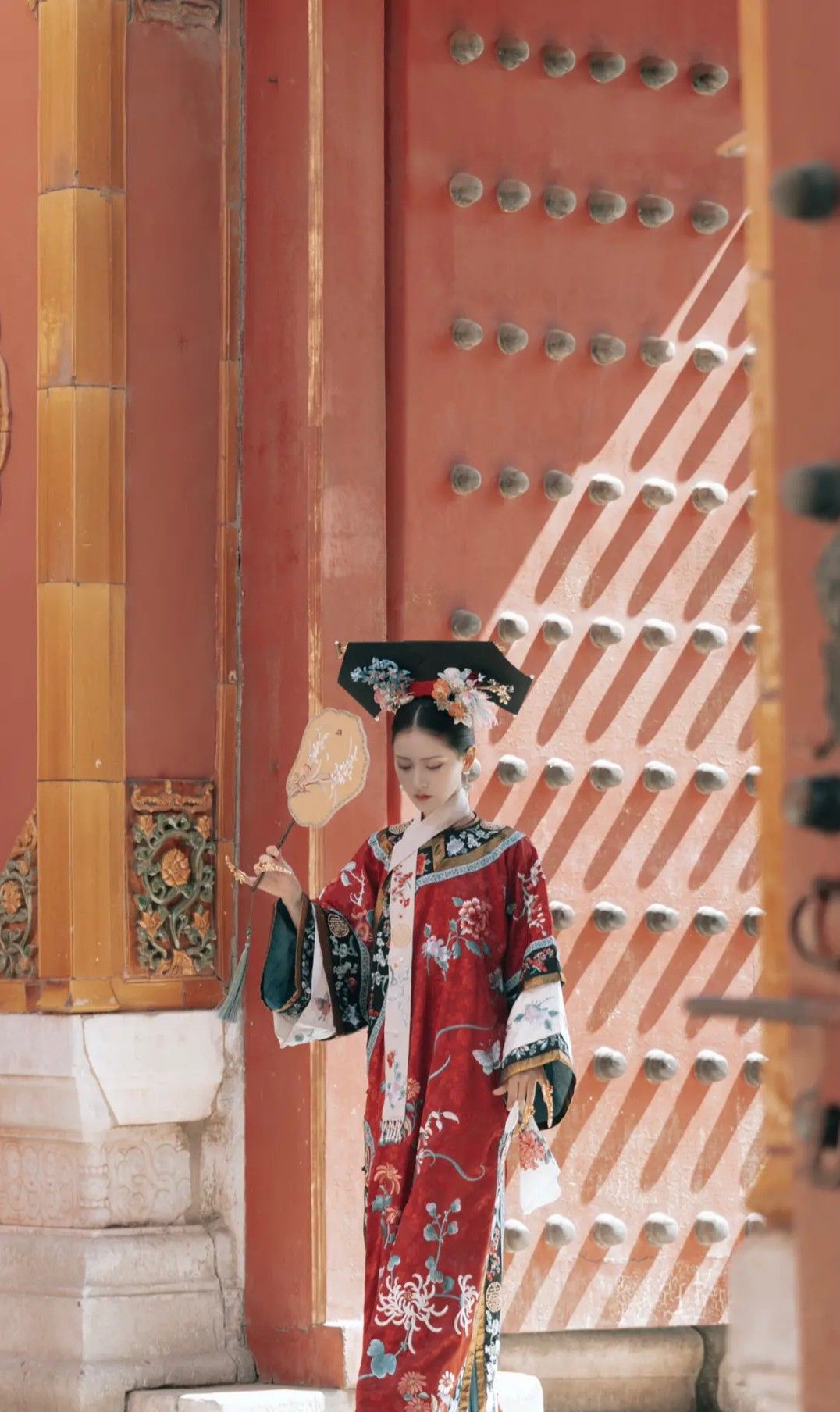 Elegant Low-Cut Cheongsam:A Premier Fashion Statement Elegant Low-Cut Cheongsam:A Premier Fashion Statement