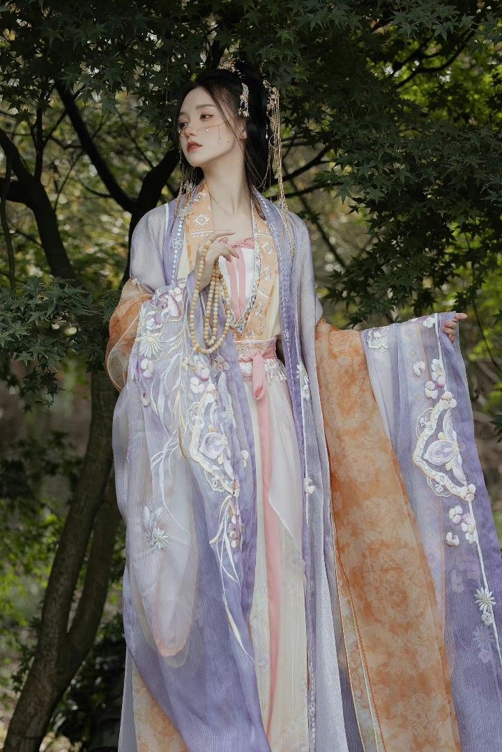 The Blue Hairpin and its Role in the Traditional Chinese Hanfu Fashion The Blue Hairpin and its Role in the Traditional Chinese Hanfu Fashion