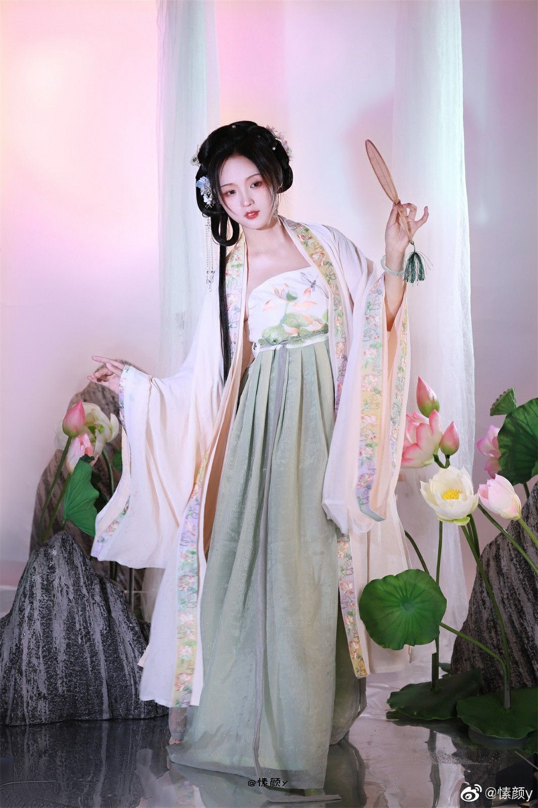 Ancient Girl in Hanfu:The Story of Change,the Moon Goddess in Traditional Chinese Dress Ancient Girl in Hanfu:The Story of Change,the Moon Goddess in Traditional Chinese Dress