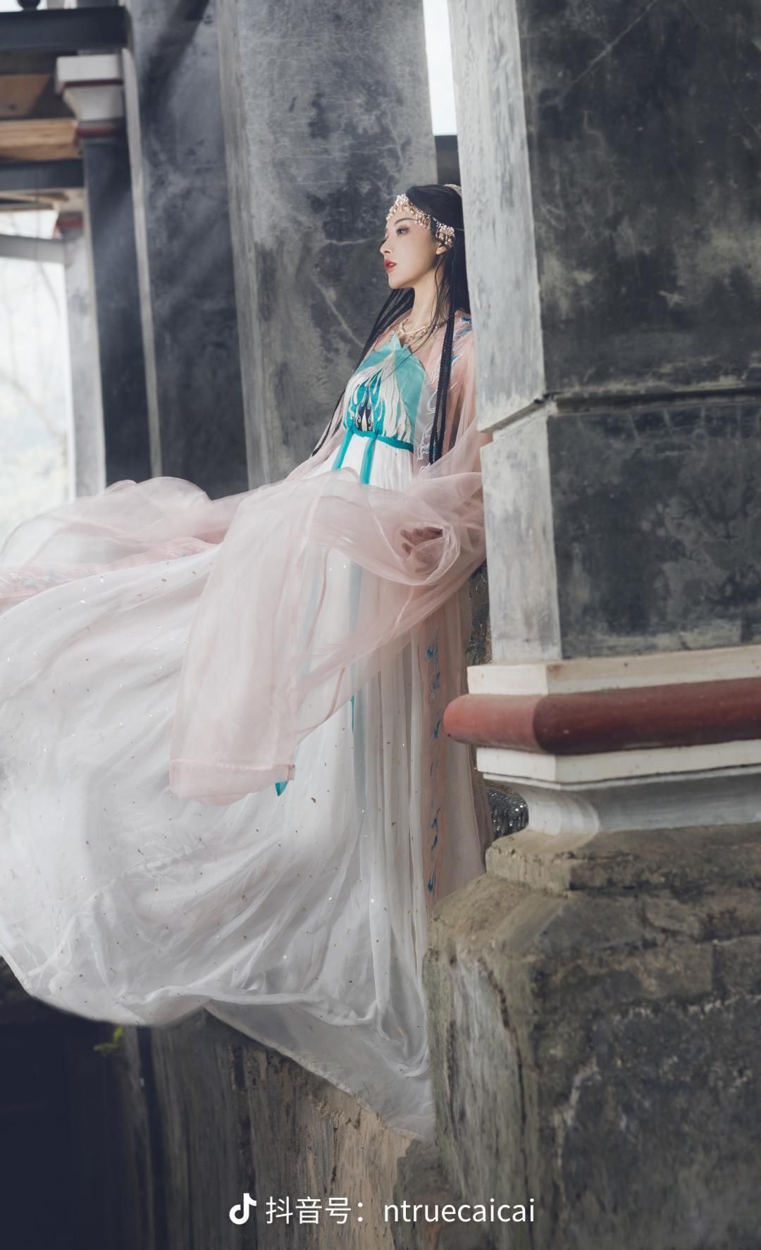 The Splendor of Hanfu Crowns:A Journey into Traditional Chinese Headdress The Splendor of Hanfu Crowns:A Journey into Traditional Chinese Headdress