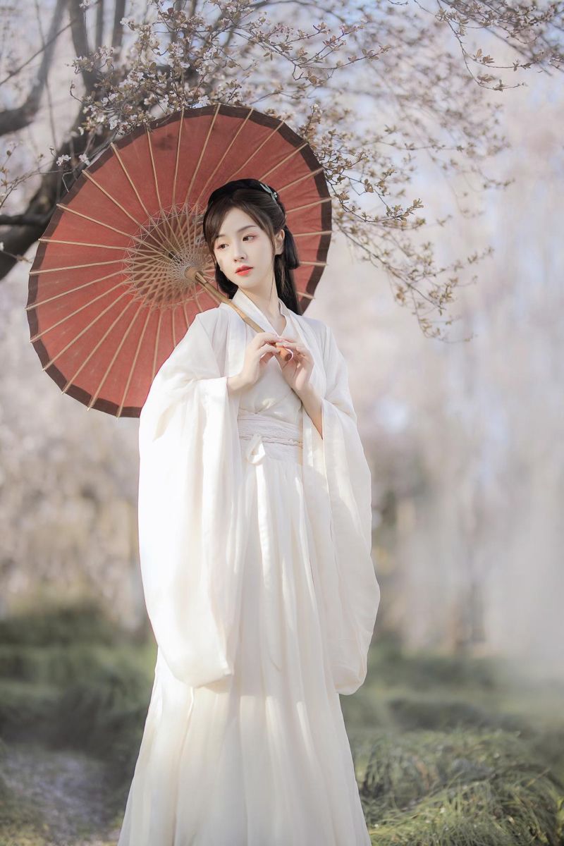 The Starry Sky and the Legend of the Mermaid Tears in Authentic Hanfu The Starry Sky and the Legend of the Mermaid Tears in Authentic Hanfu