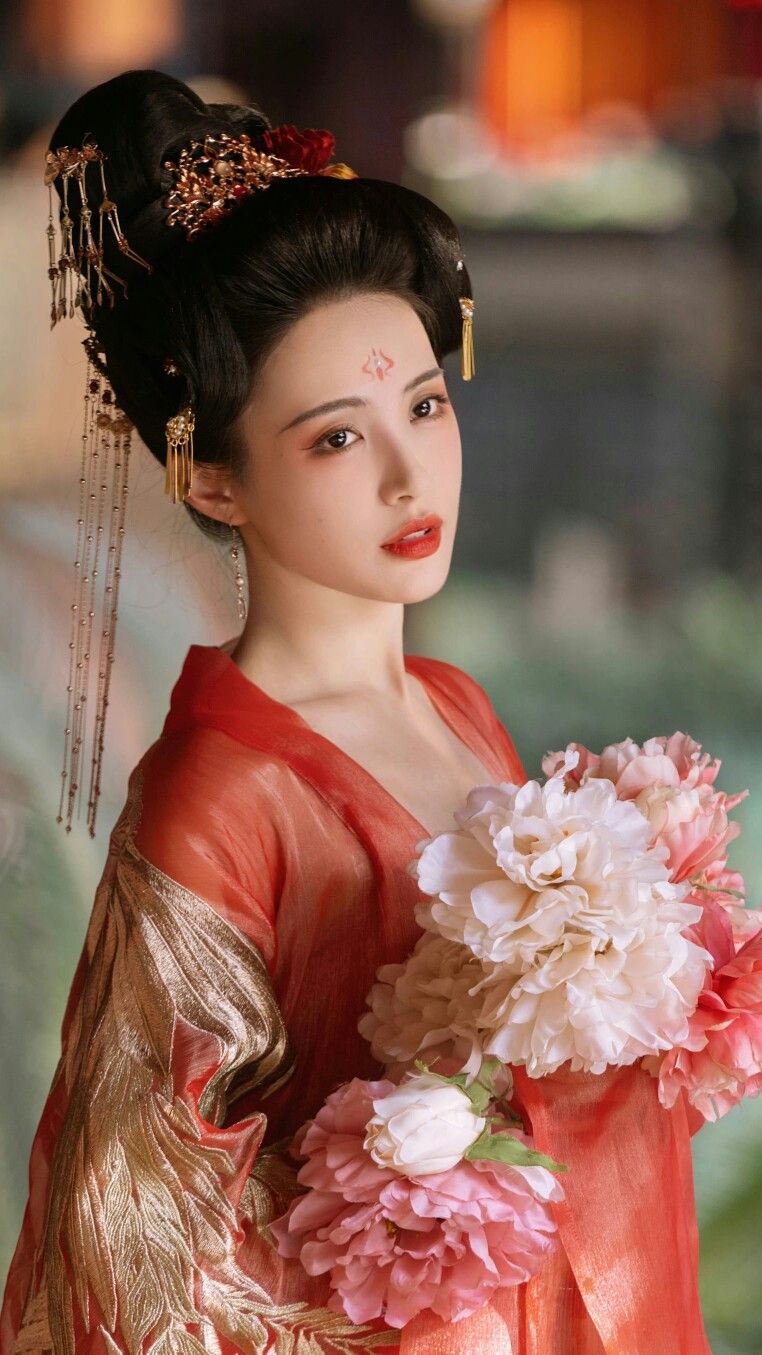 Embracing the Splendor of Cheongsams Patterned Fabric:The Art of Embroidery on Silk Embracing the Splendor of Cheongsams Patterned Fabric:The Art of Embroidery on Silk