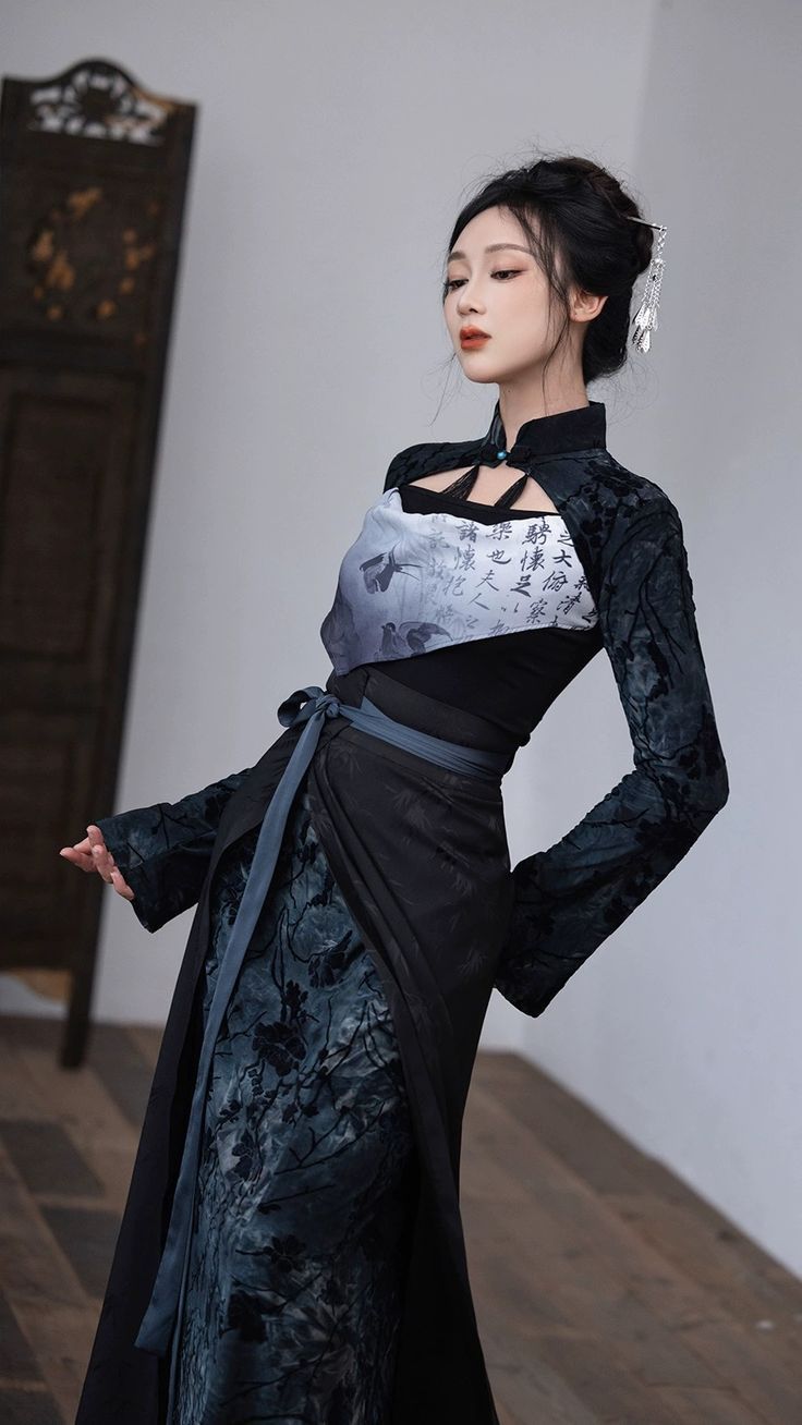 Elegant and Traditional:The Beauty of Suzhous Hanfu Women Elegant and Traditional:The Beauty of Suzhous Hanfu Women
