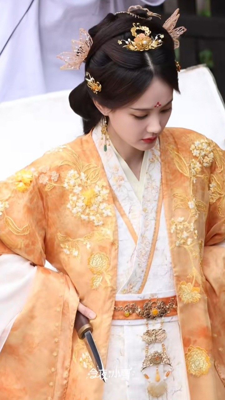 The Revival of Traditional Hanfu Fashion in Modern Factories The Revival of Traditional Hanfu Fashion in Modern Factories