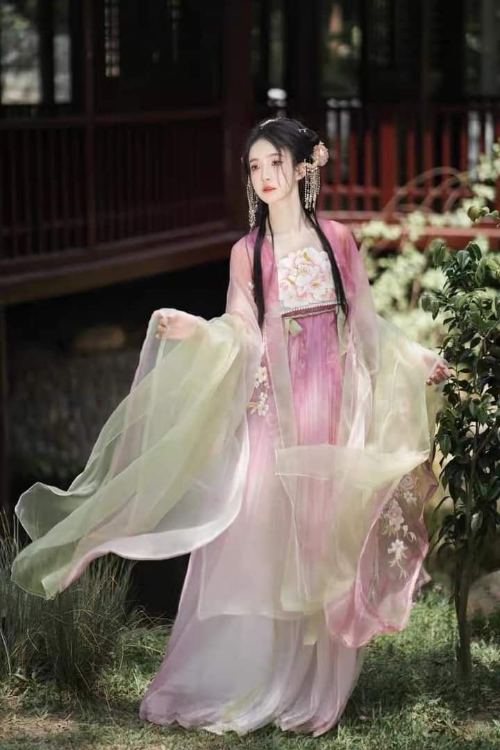 The Cultural Significance of Hanfu Dance Fans in Modern Times The Cultural Significance of Hanfu Dance Fans in Modern Times