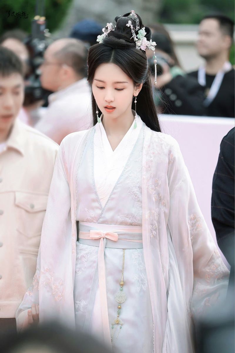 Traditional Chinese Fashion for the Modern Youth:Embracing the Classics Traditional Chinese Fashion for the Modern Youth:Embracing the Classics