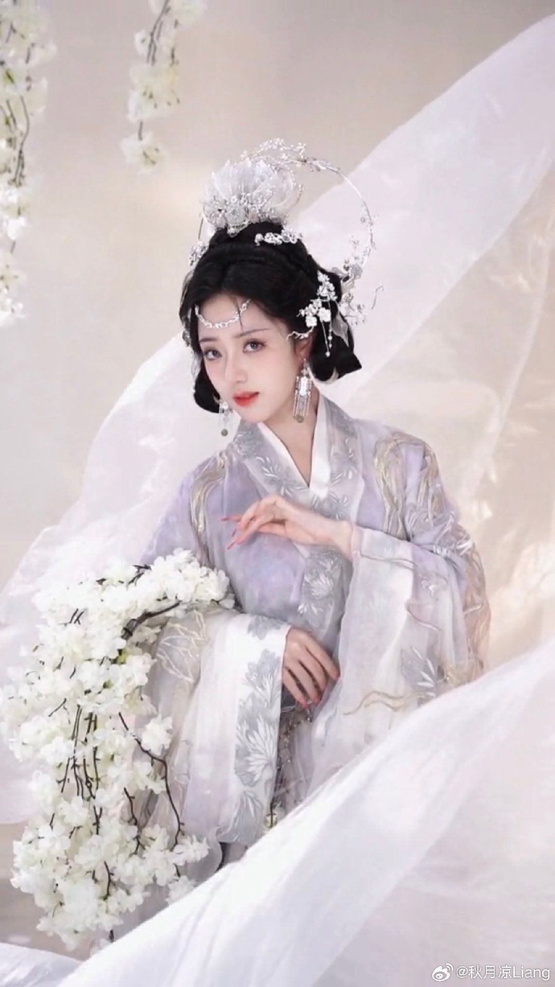 Traditional童装 Winter Costumes for Kids:A Blend of Warmth and Culture Traditional童装 Winter Costumes for Kids:A Blend of Warmth and Culture