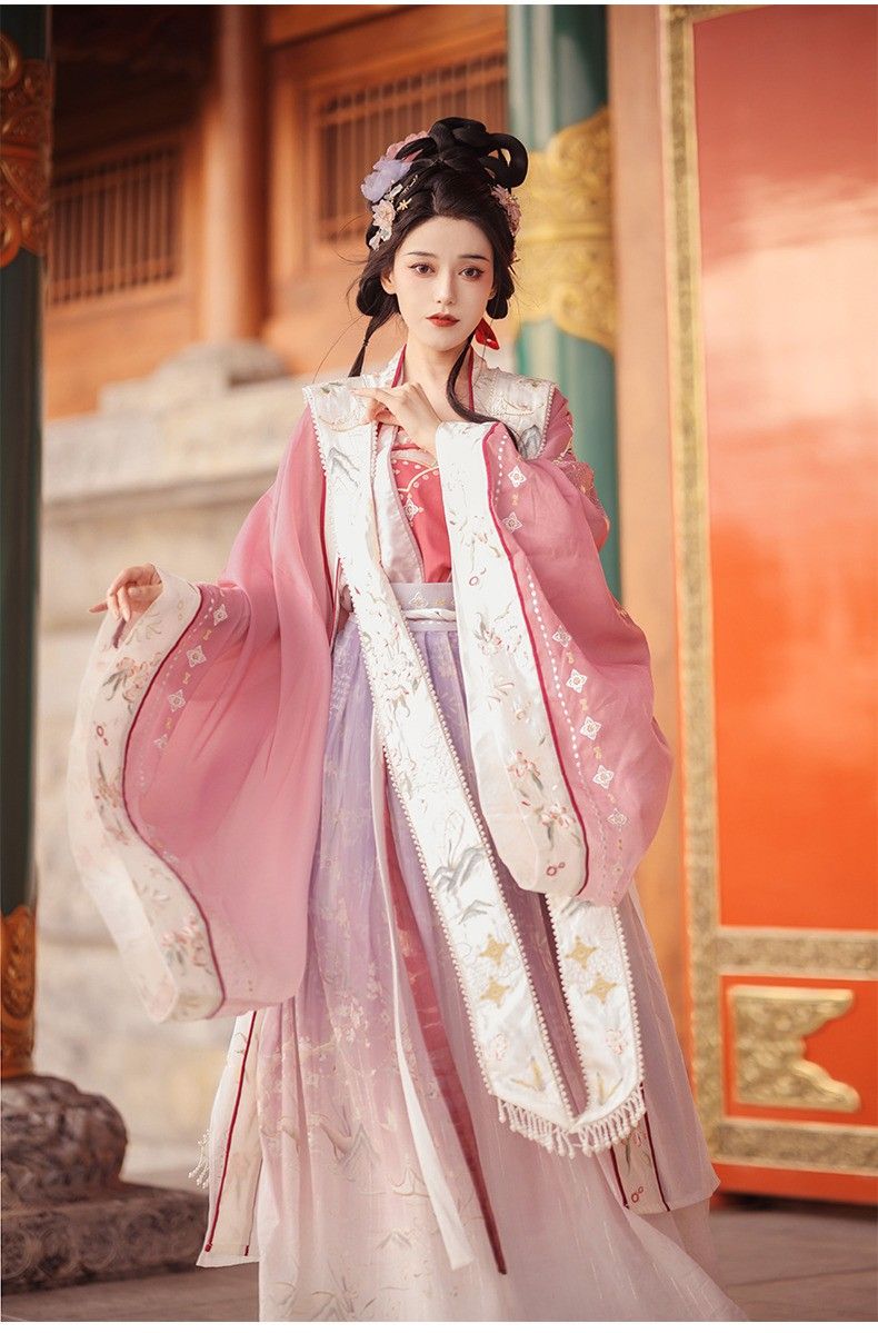 Phoenix Seeks the Phoenix:The Splendor of Hanfu Flower Wedding Phoenix Seeks the Phoenix:The Splendor of Hanfu Flower Wedding