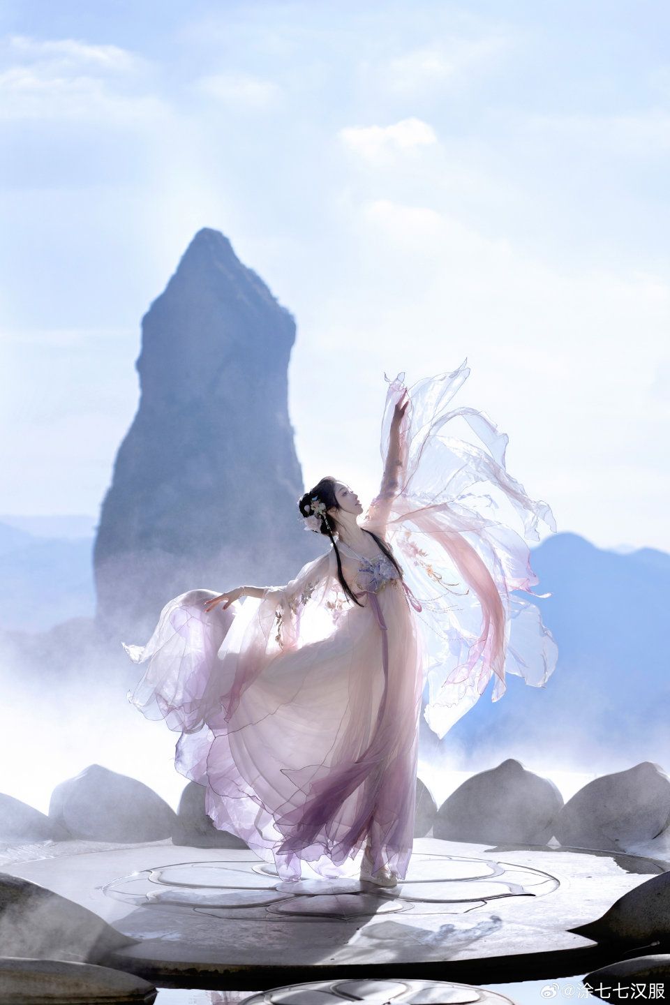 The Splendor of Hanfu Crowns:A Journey into Traditional Chinese Headdress The Splendor of Hanfu Crowns:A Journey into Traditional Chinese Headdress