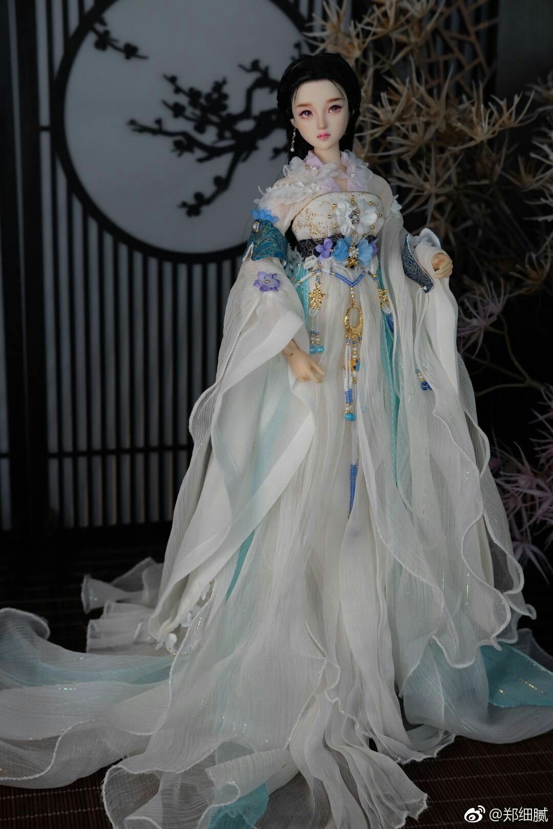 Exquisite Embroidery on Cheongsams Placket Pendants:A Traditional Beauty Exquisite Embroidery on Cheongsams Placket Pendants:A Traditional Beauty