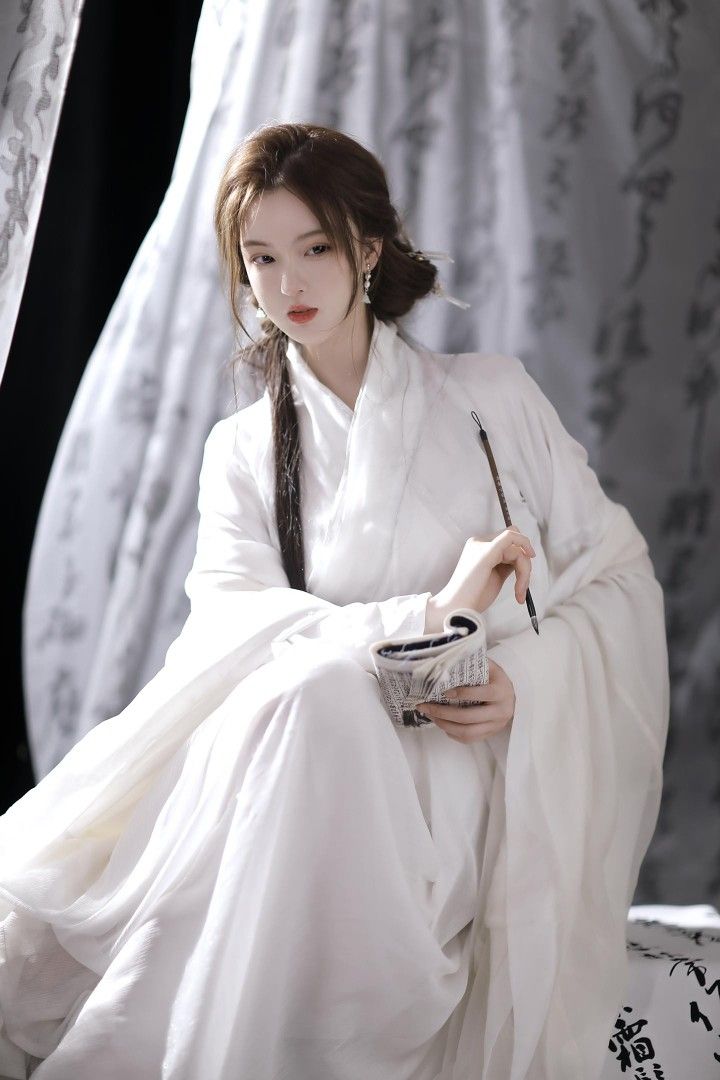 Embroidery on Qing Dynasty Hanfu Costumes:A Study of the Artistry and Cultural Significance