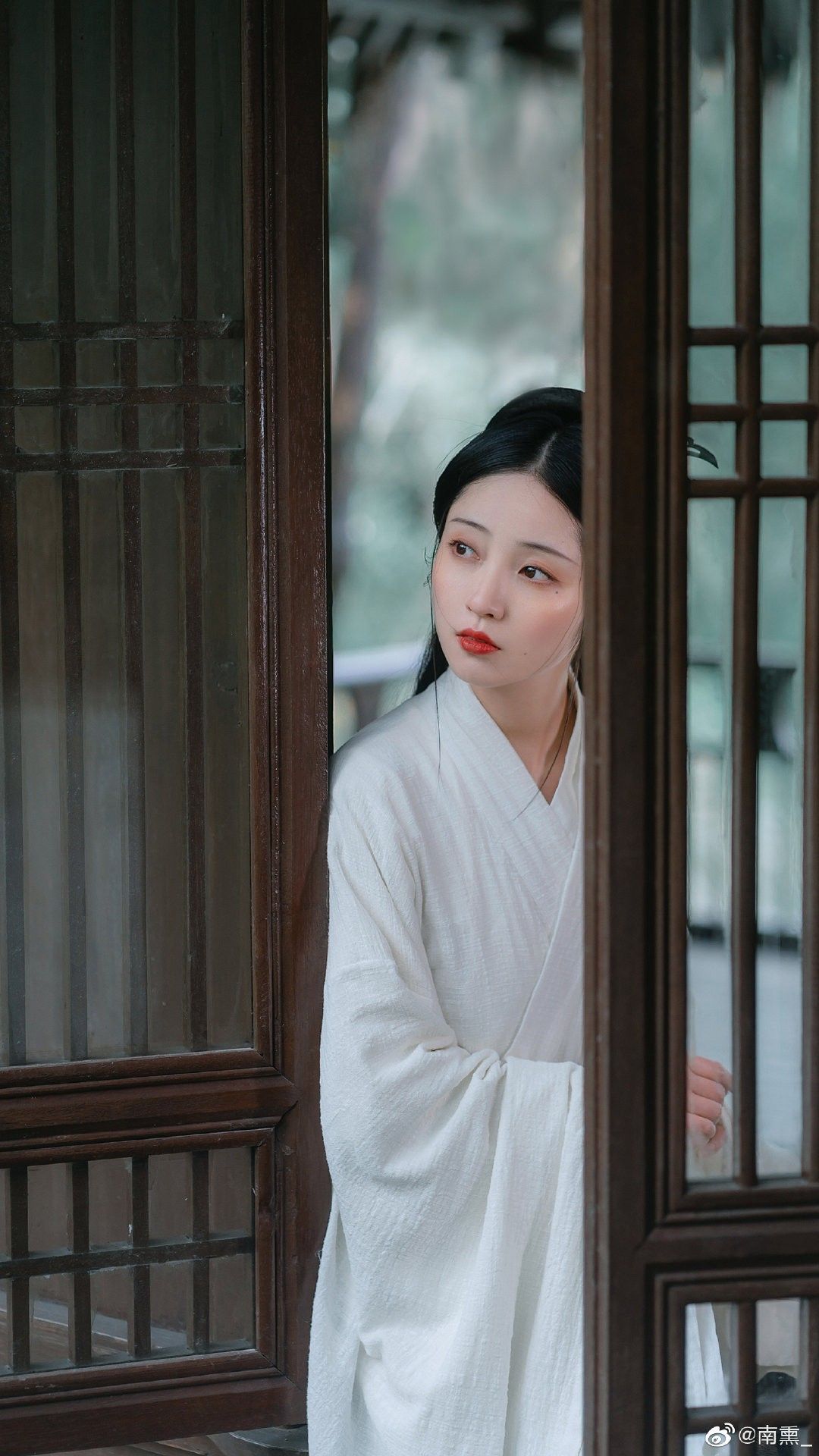 The Red毛衣 and the Horseface Skirt:A Perfect Match