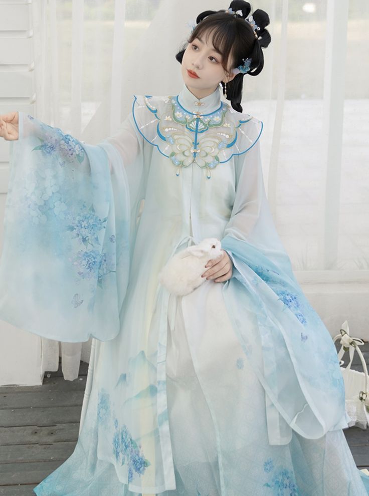The Charm of Mid-Length Cheongsam:A Traditional Womens Dress