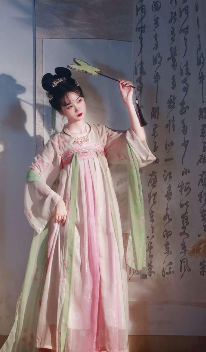 The Joy of a Confetti-Red Cheongsam and a Splendid Shawl for the Mother of the Bride