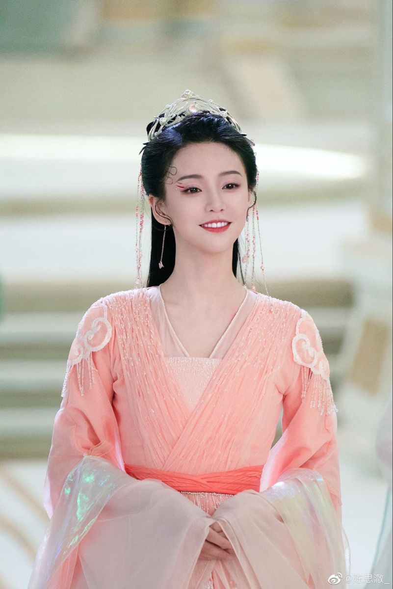 The Revival of Traditional Qipao among Modern Students in the Republic Era The Revival of Traditional Qipao among Modern Students in the Republic Era